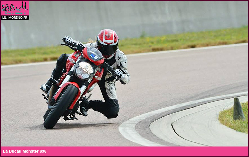 Moto Ducati Monster 696 sur circuit