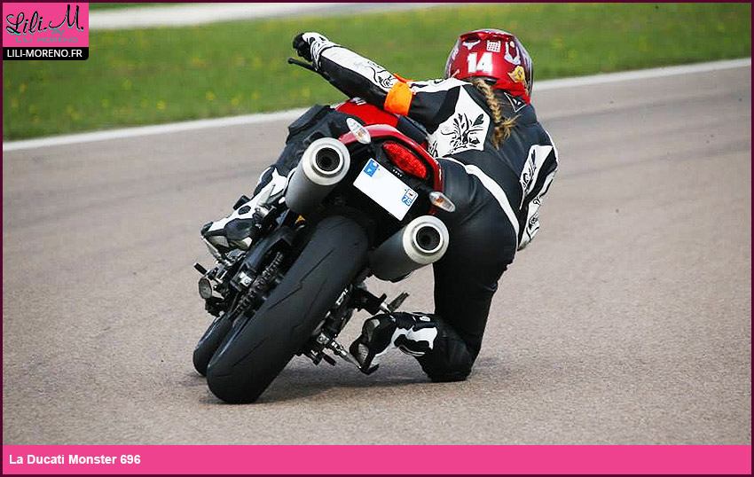 Moto Ducati Monster 696 sur circuit